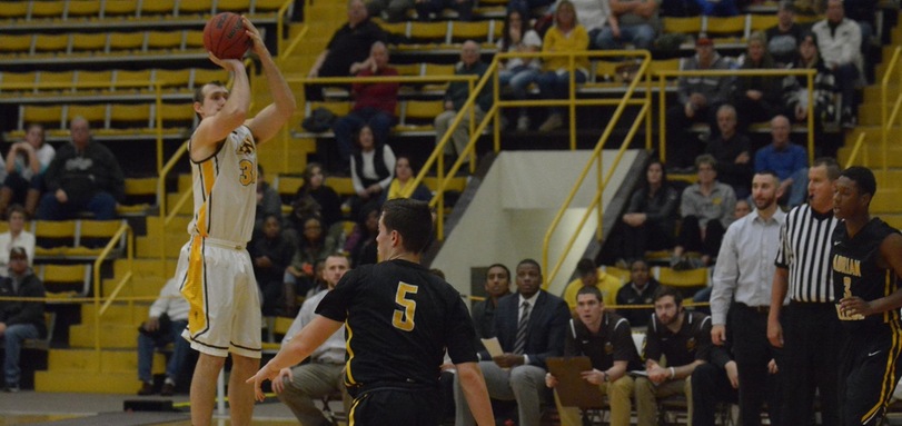 Men’s Basketball Comeback Falls Short in First Round of Holiday Invitational